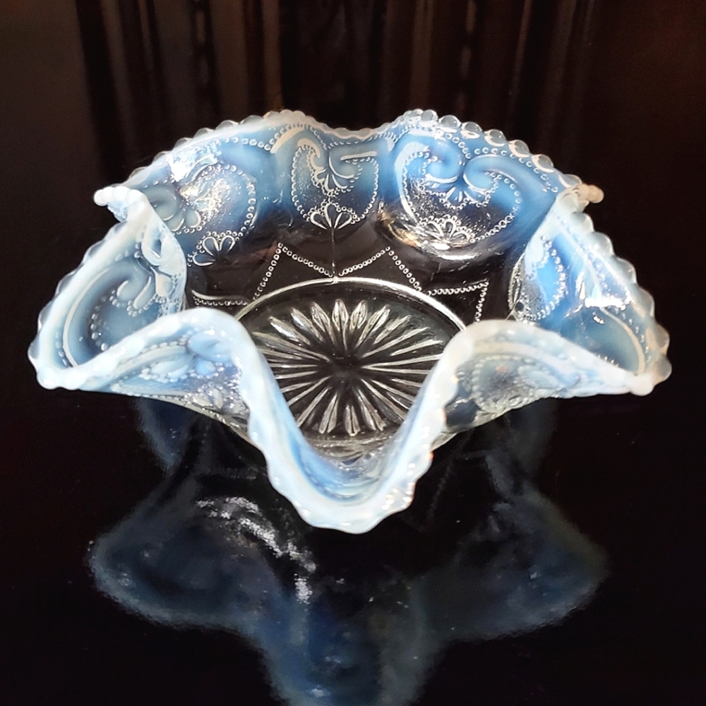 Dugan Antique Early 1900’s Iridescent/Frosted Rare Blue Glass🥣w/Beautiful Border - Picture 7 of 15